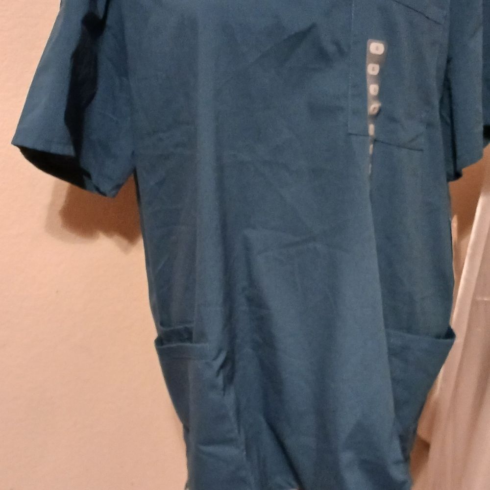 Cherokee scrub top size extra large